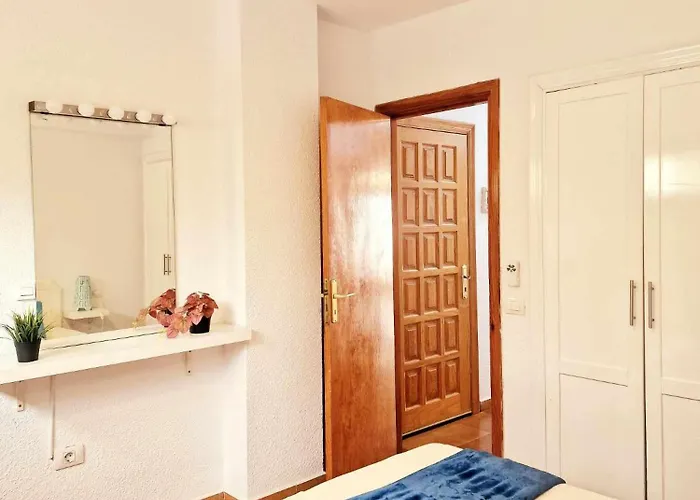 Comfortable Centrally Located דירה *